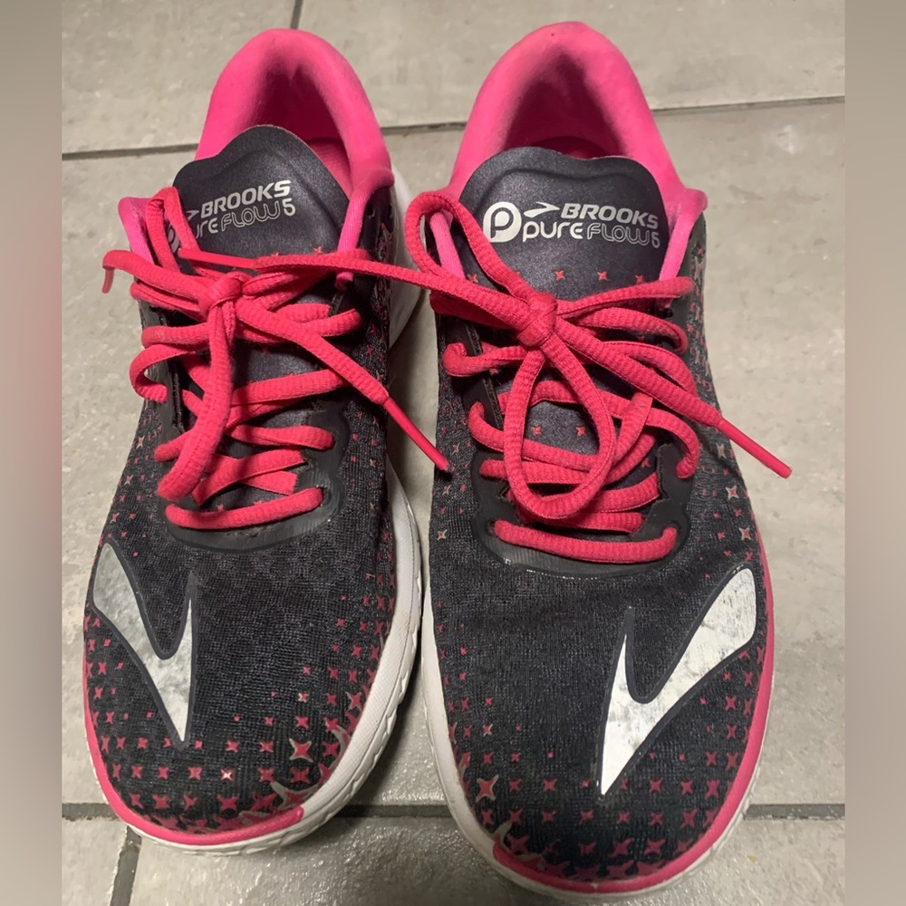 PAIR OF BROOKS PURE FLOW 5 RUNNING SHOES SIZE 9.